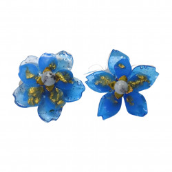 petite fleur de cerisier bleu en résine elle  mesure 2cm